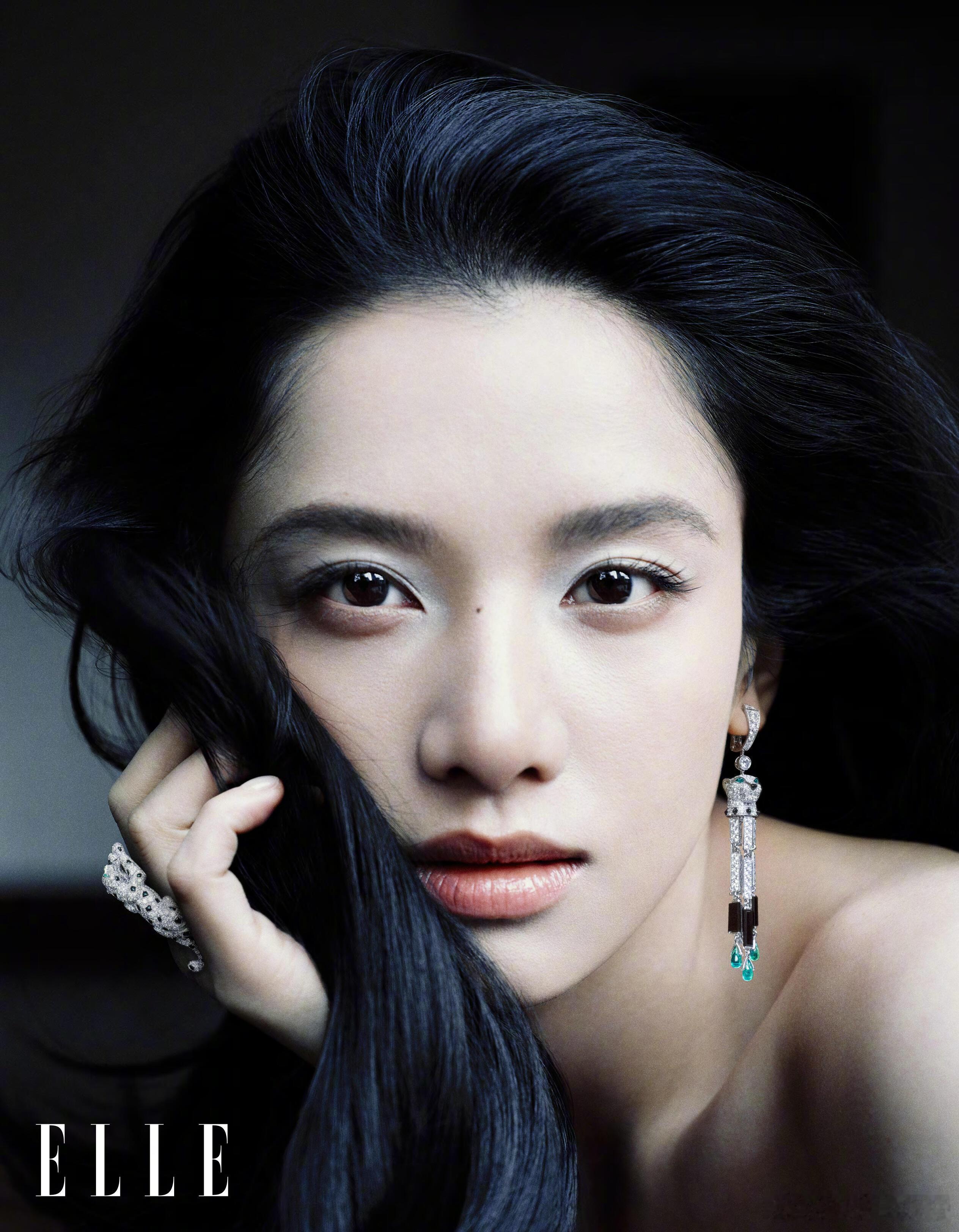 张婧仪x ELLE 4月刊封面大片仪的首本五大女刊花落ELLE，身着Burber