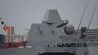 “阿基坦”级（FREMM）装备的“武仙座”雷达及雷达罩内部结构。由于是单面阵加重