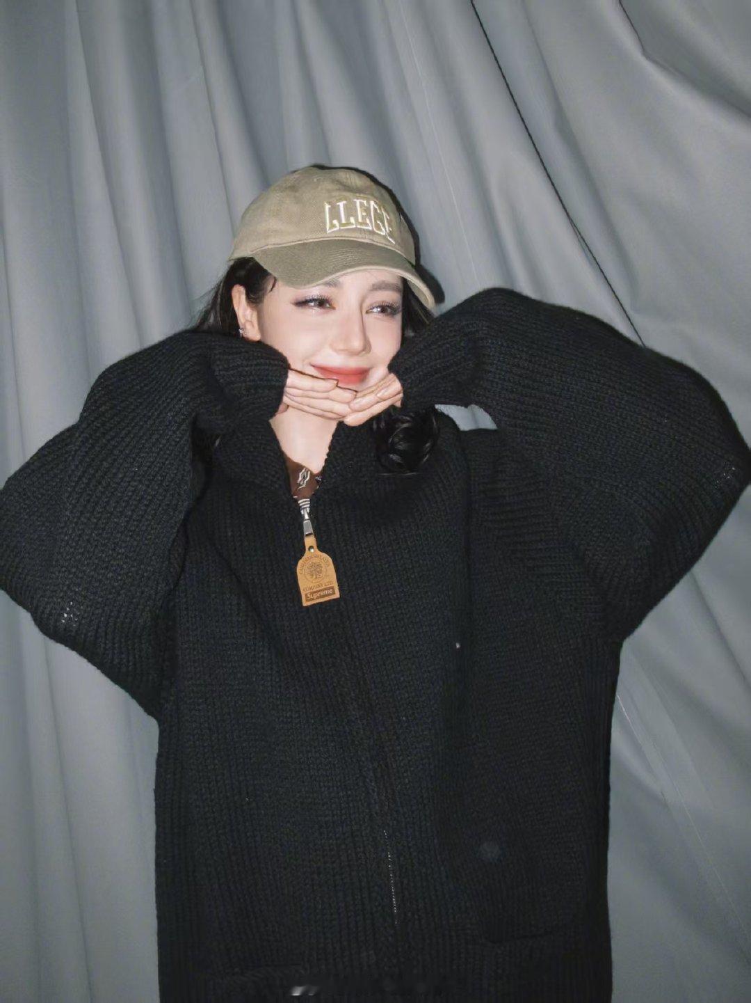 迪丽热巴怼脸拍状态迪丽热巴托腮照好可爱 少女感满满，怼脸状态超能打，迪丽热巴托腮