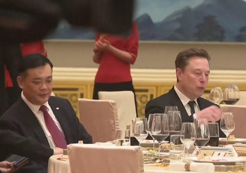 晚宴上，坐在马斯克旁边的是福耀玻璃的曹晖吗？