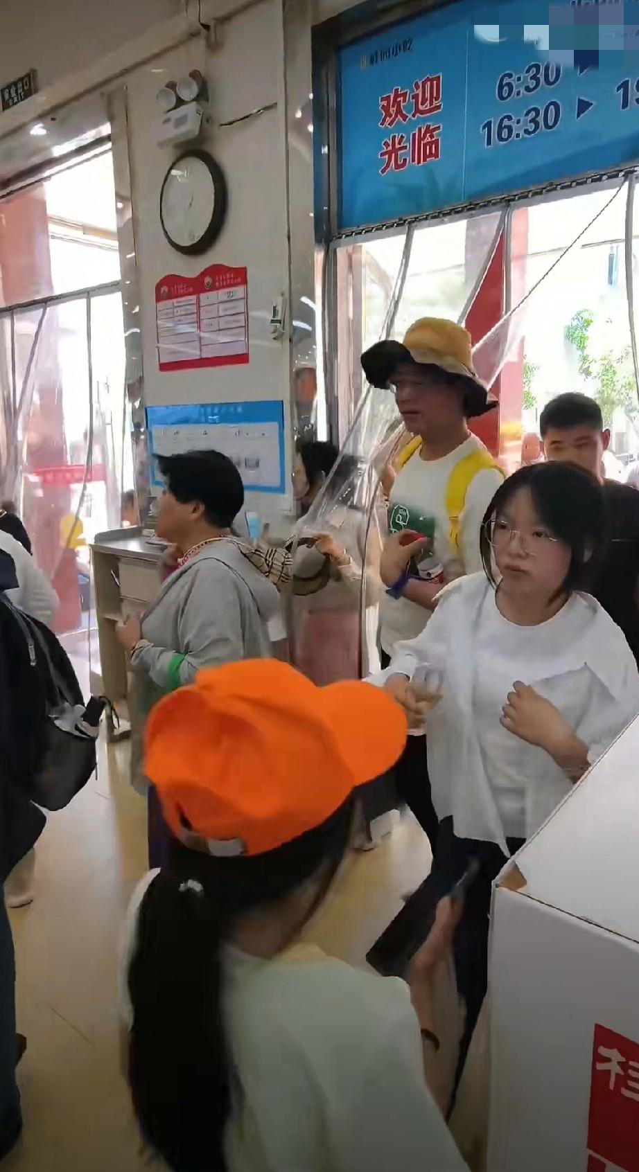 武大开放后，桂园食堂直接被游客攻陷，全是来打卡便宜好吃的高校饭的人。
 
从学生