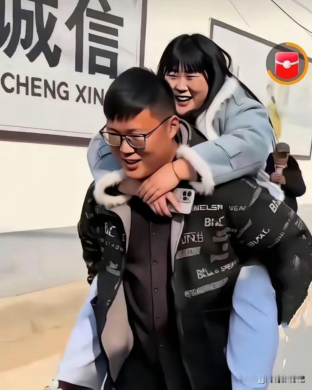 大衣哥女儿这么会撒娇啊，真的看不出来啊。