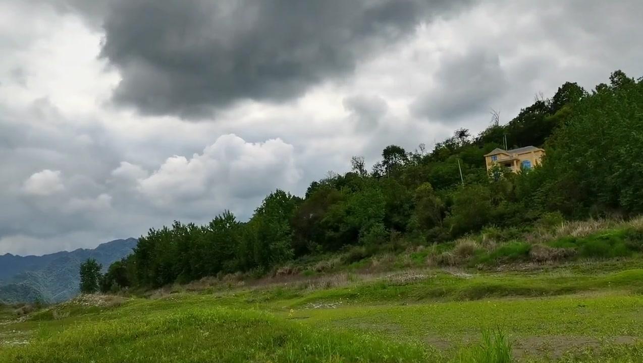 汉江捡石惊喜多！🪨汉江水位低位，裸露的石头滩藏着惊喜。今天又来碰运气，果然没让
