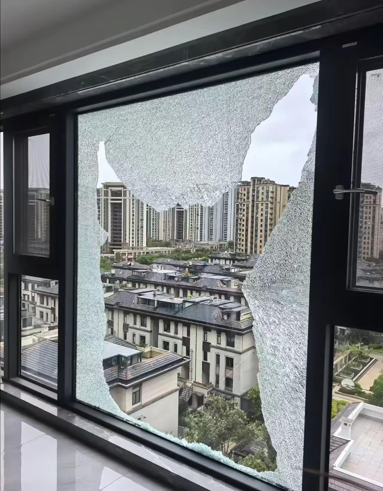 远在浙江的表姐，正经历台风巴威。
​她在群里强烈提了一个建议:
​就是以后买房子