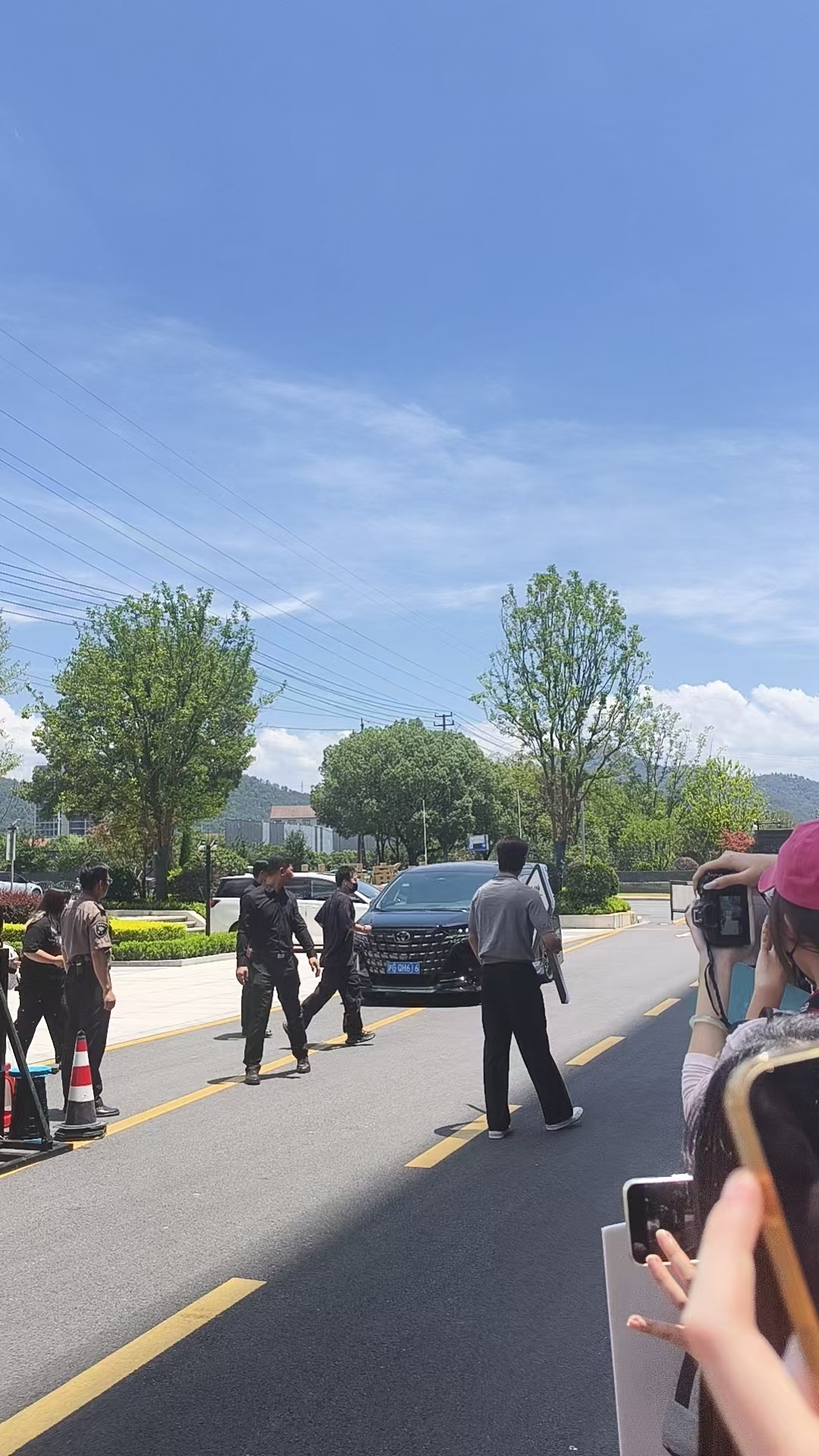 一开始拿个牌子混进保安队真的是毫无违和感 