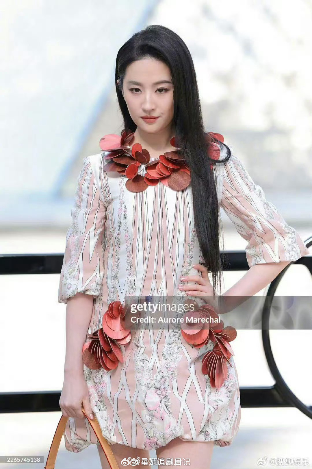 刘亦菲巴黎时装周LV秀场G社生图，首先能看出下颌非常圆润流畅，不是开年广告里的锥