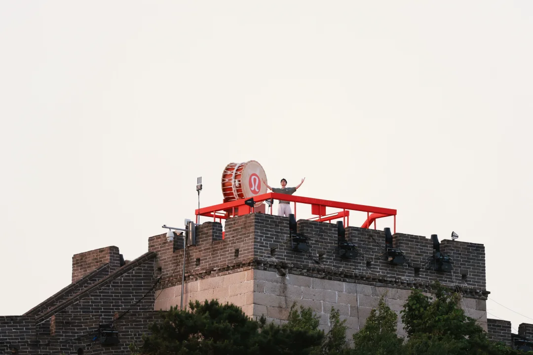 镜头距离你200米，装不完你的一呼一吸