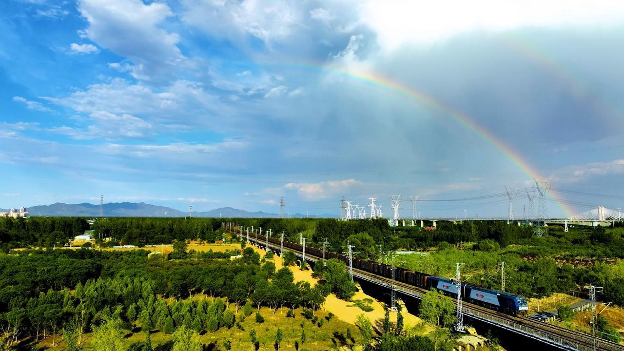 历史上的今天。
今天是2025年12月21日，1992年的今天，大秦铁路全线贯通