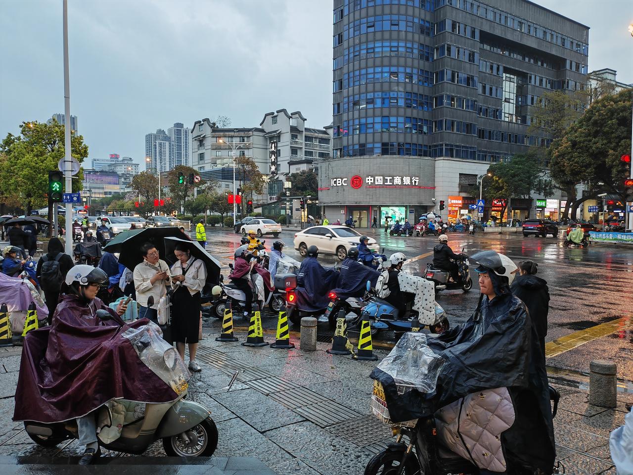 虎纠人讲福州 下午五点半后，鼓楼一带下起雨，有一阵雨势还较大。