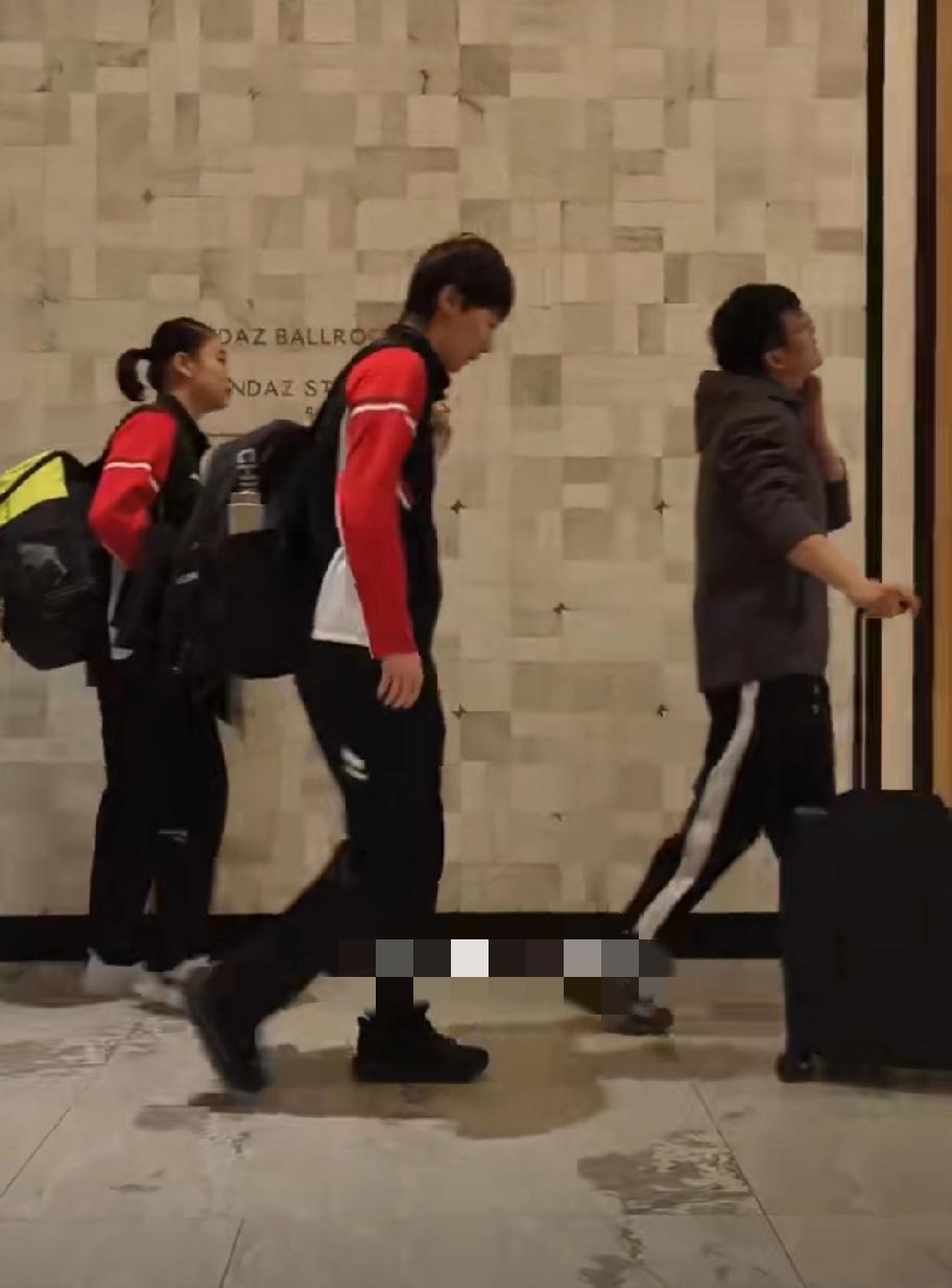 今日多哈上午酒店出发前往WTT多哈冠军赛比赛场馆上训的王曼昱！孟队医也在身边陪伴