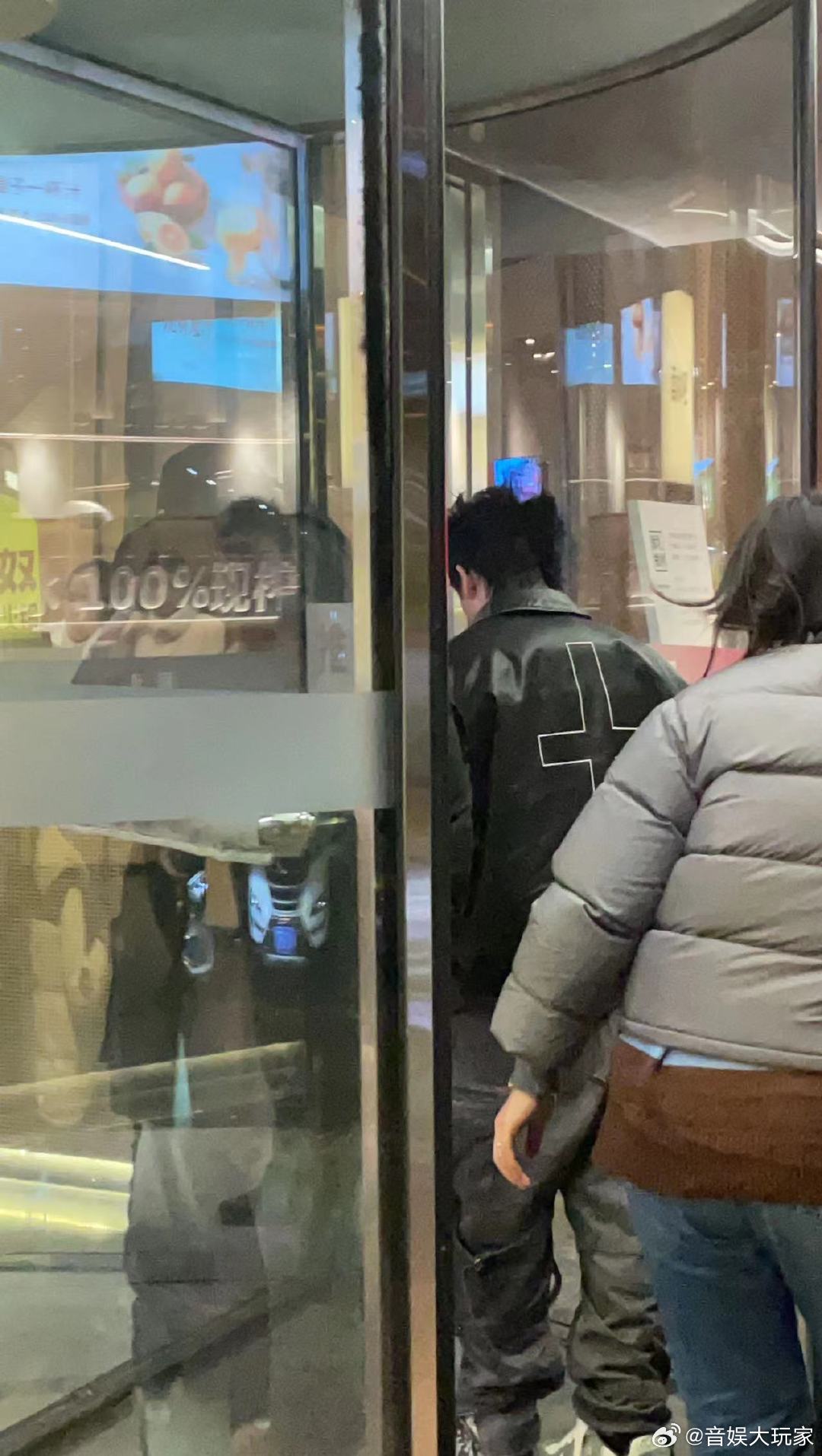 #法老[超话]##火锅店偶遇法老杨和苏#  #在火锅店偶遇明星有多容易#  不得