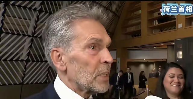 10月24日，荷兰本土记者问荷兰首相斯霍夫，荷兰对安世半导体是愚蠢的行为吗？
斯