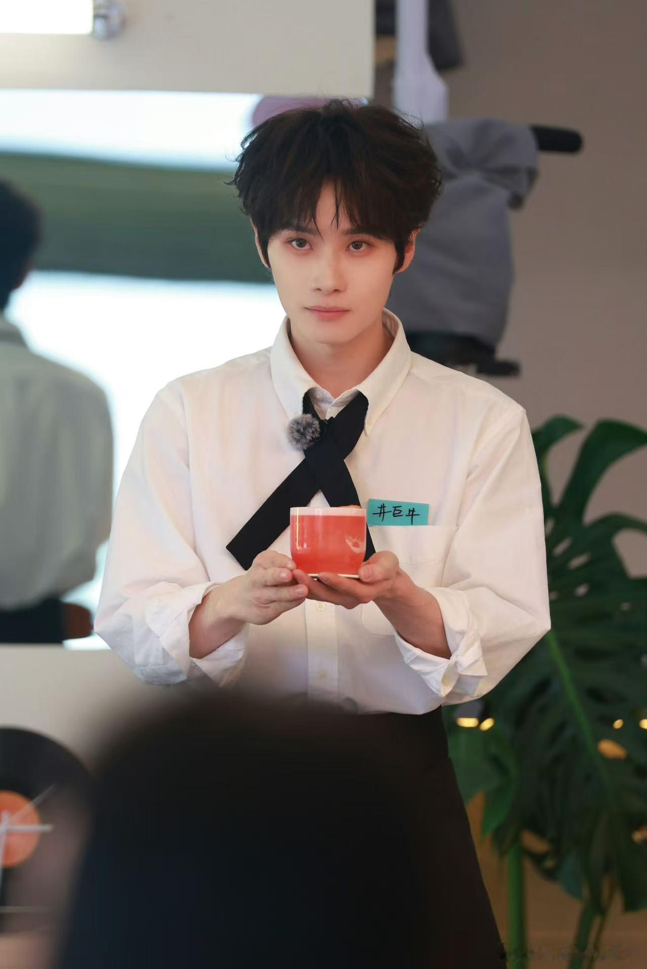 井胧受伤代旭说要负责风华合伙人 代旭真的很有担当，井胧受伤他没有犹豫直接停下来。