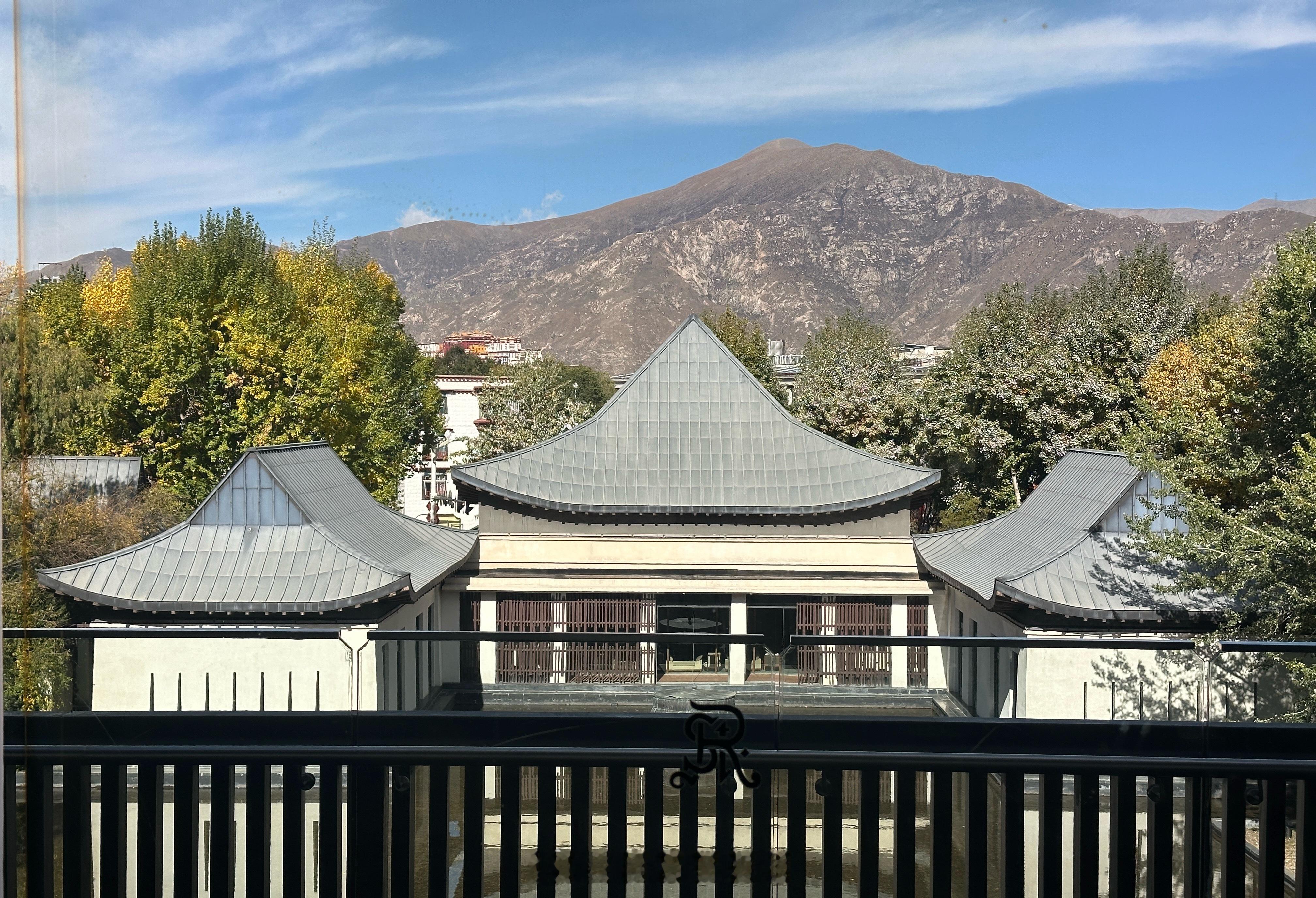 早啊各位车手们，今年拉萨气温有点凉，往年10月中来的时候白天可以短袖  ​​​