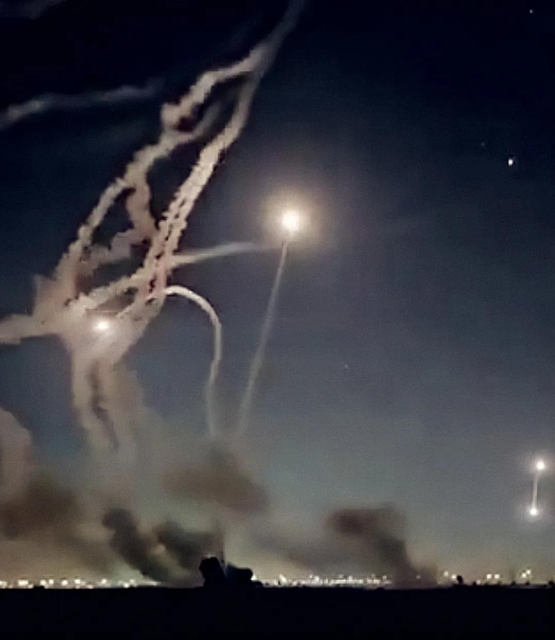 太好笑了！
美国向乌克兰求援了！泽连斯基腰杆又硬了。
美以袭击伊朗已经八天了，美