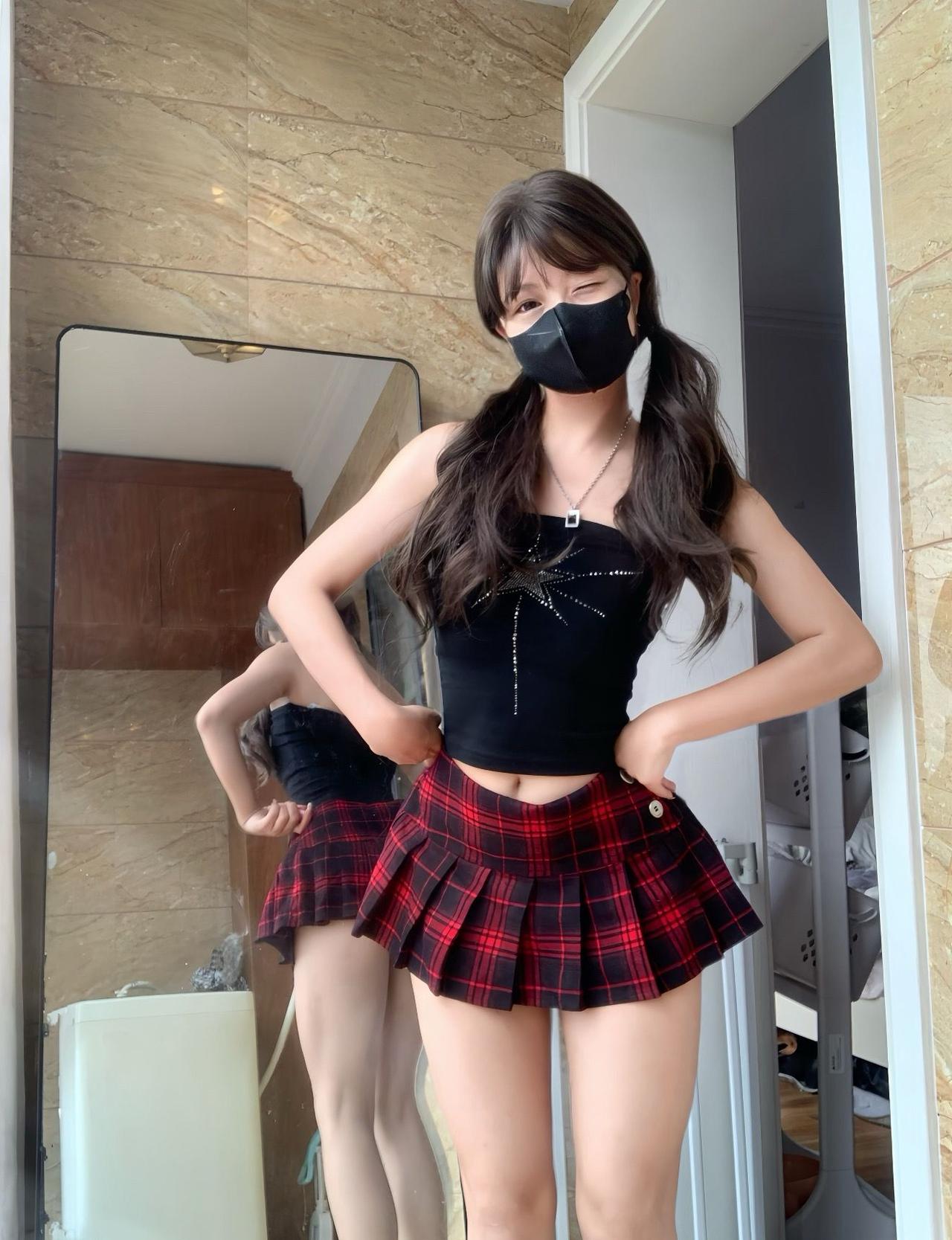 青春活力穿搭，黑背心+红格子短裙，时尚又减龄！💃🏻👗👠