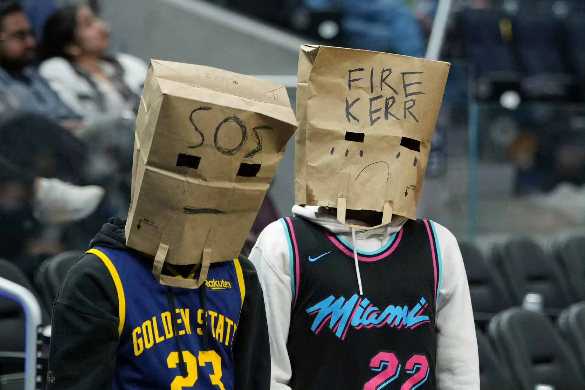 勇士球迷整活：救命，炒了科尔我更想知道，这个热火22号球衣背后是巴特勒还是维金斯