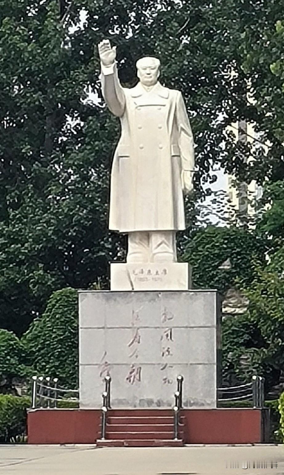 锦湖北大街，瞻仰伟人汉白玉塑像

保定锦湖北大街某单位院儿内，矗立着一尊庄严肃穆