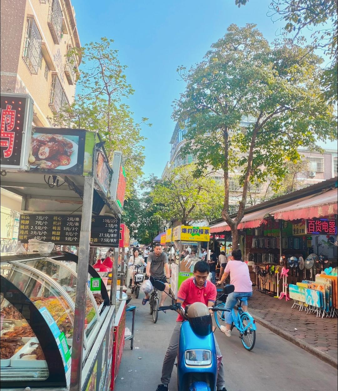 小商贩摆摊是为了讨生活，但乱占道、影响通行，确实会给城市管理添麻烦。城管执行职责