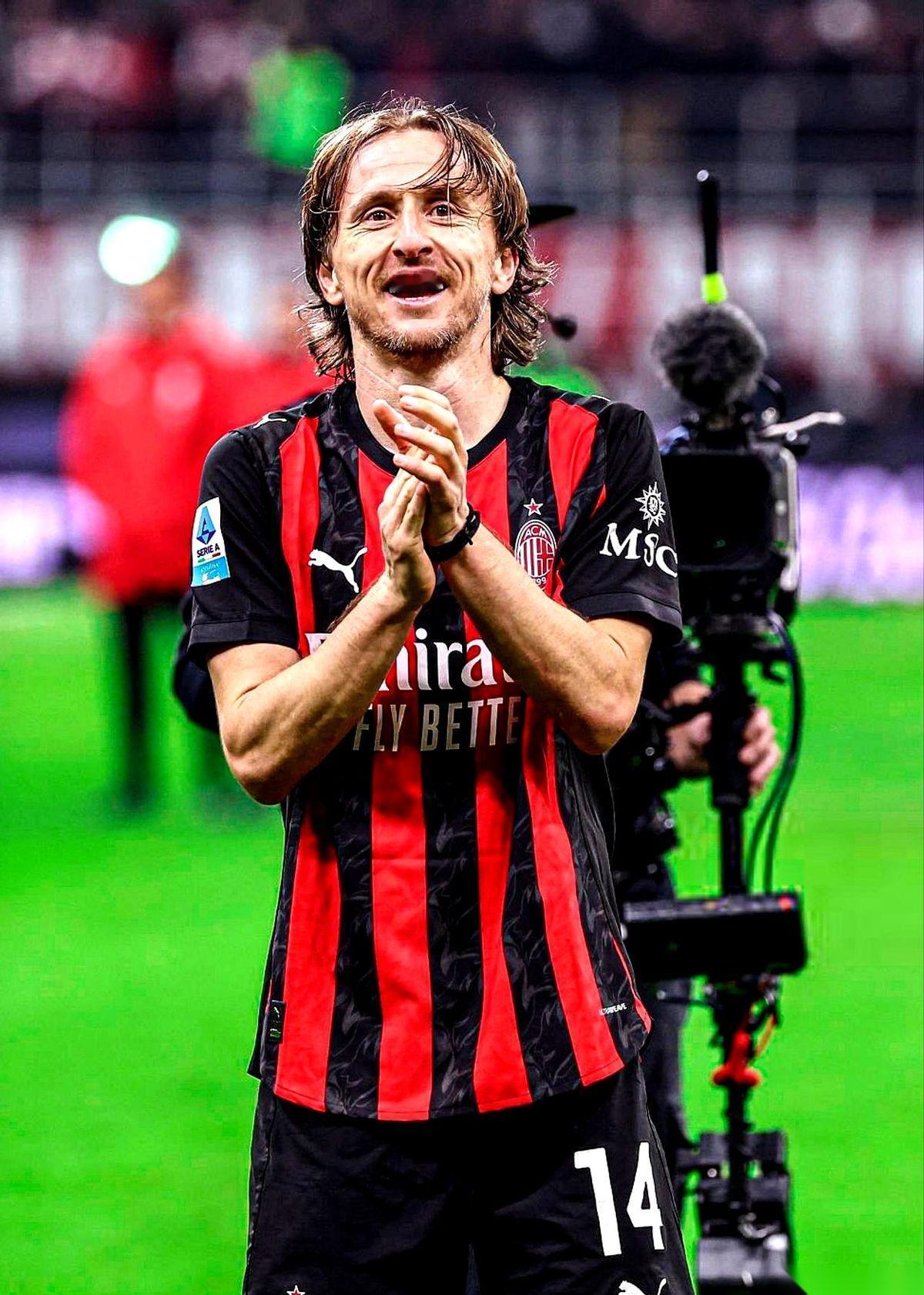 41岁的老将，合同只剩最后两个月。
莫德里奇把三份“条件”推到了AC米兰的办公桌