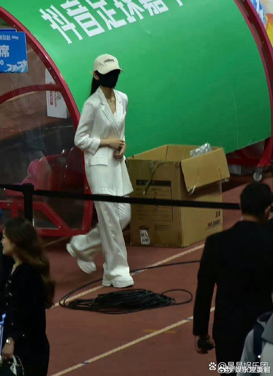 旺仔小乔直播露脸疑似旺仔小乔用小号直播露脸了，说话的声音和小乔一模一样。 ​​​
