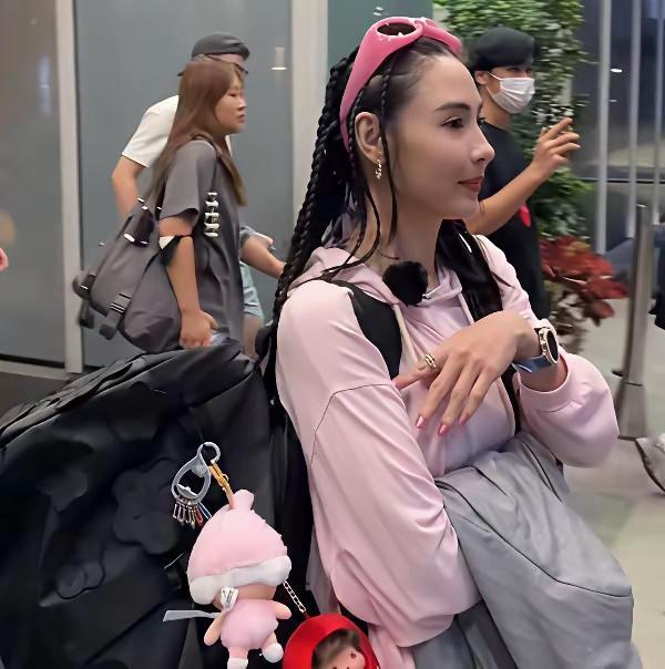 Ai是懂阴阳怪气的[偷笑]，在张女士变脸的内容下，它提示大家“45万幼态脸整容两