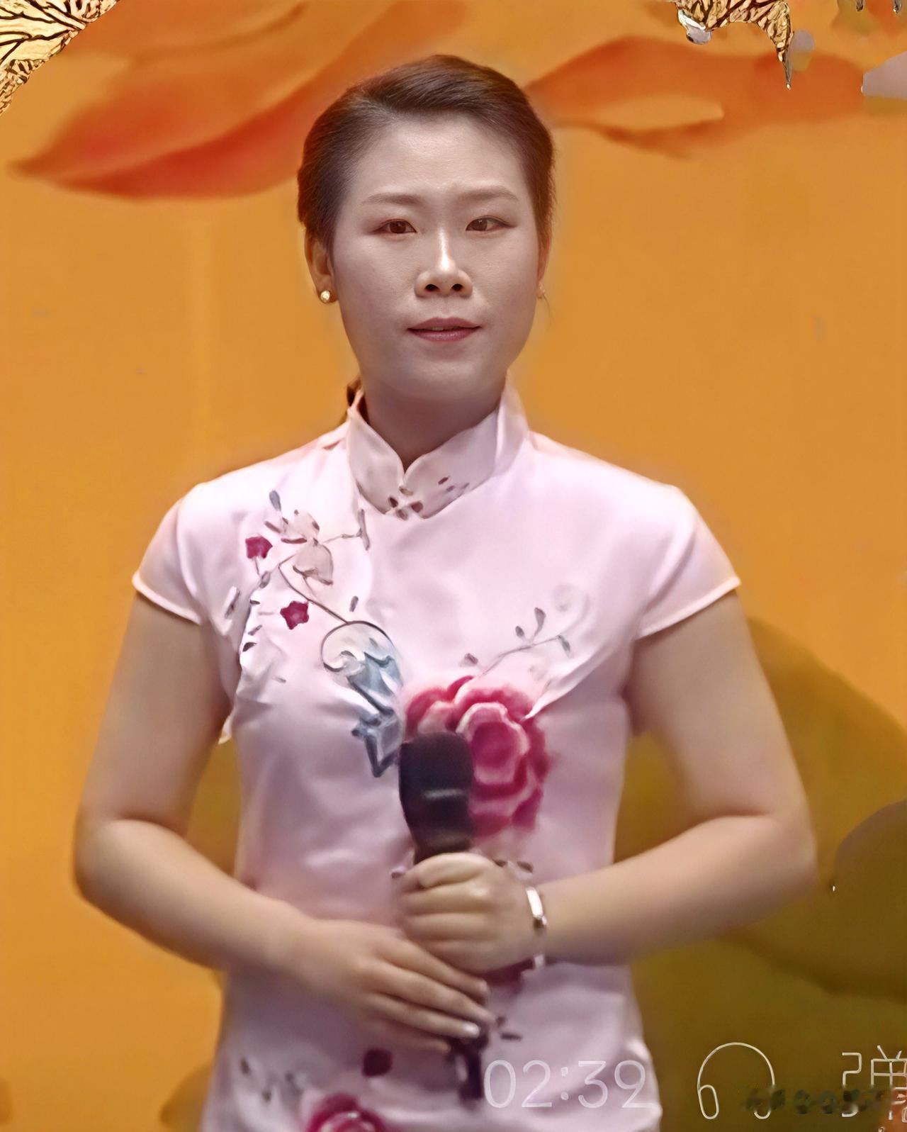 刘小源，1997年出生于天津，今年29岁。
4岁时，她登台参加票友大赛演唱京剧，