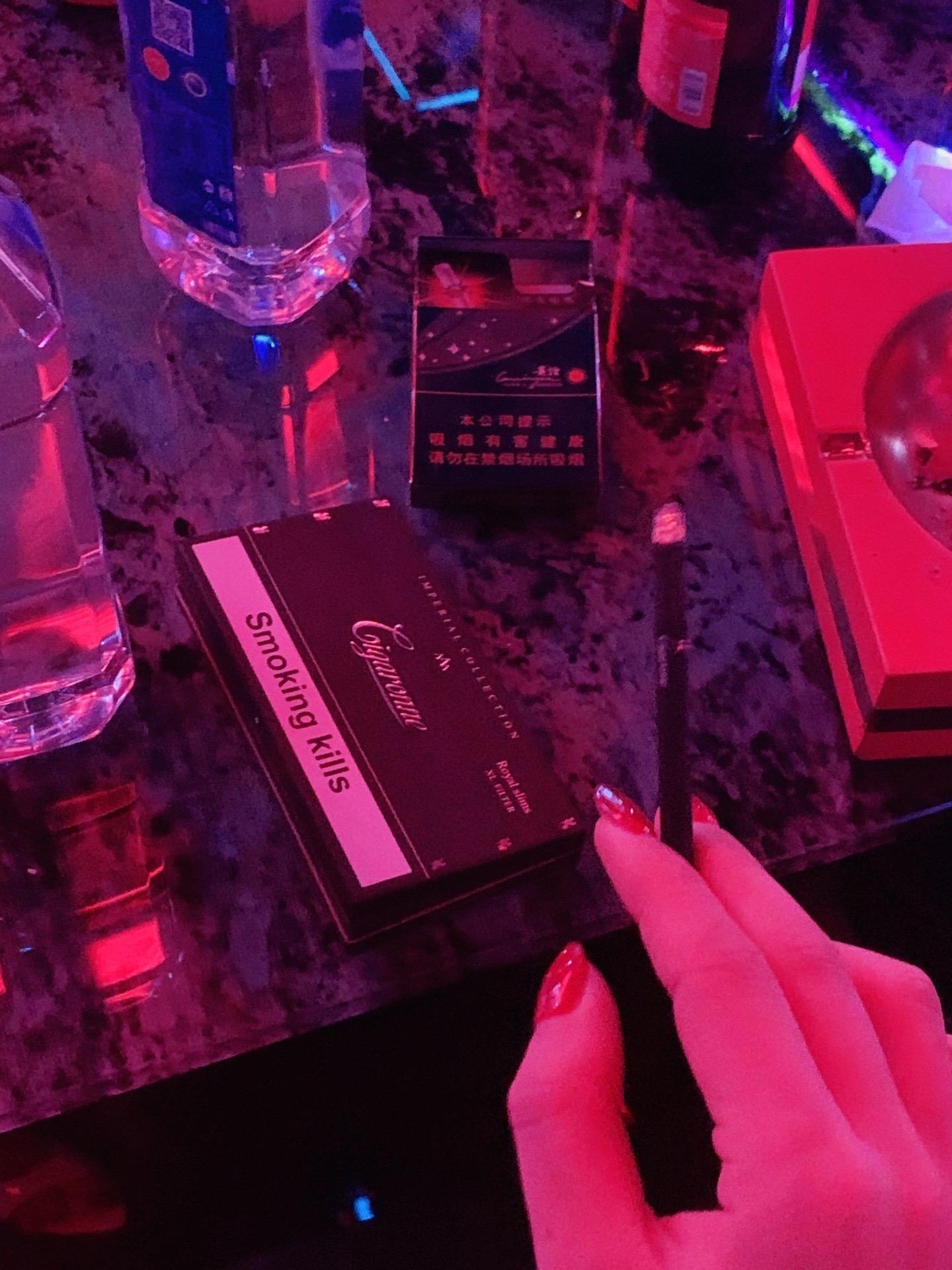 破产型人格 一不舒服就不要了 东西不要了 人也不要了 都不要了 .