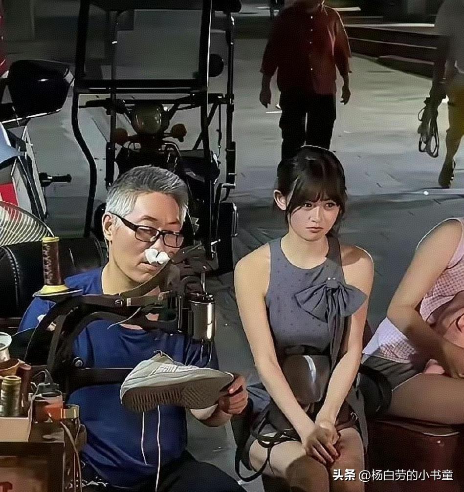 街头修鞋尴尬瞬间
大爷一手修鞋一手拿卫生纸堵住鼻孔
旁边坐着两个美女
边上的这个
