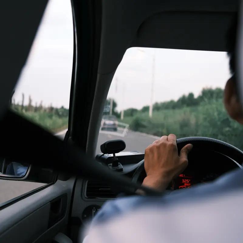 1月1日，吉林白城一小车司机加油275元，让加油员去拿纸后一脚油门逃单，2日，加