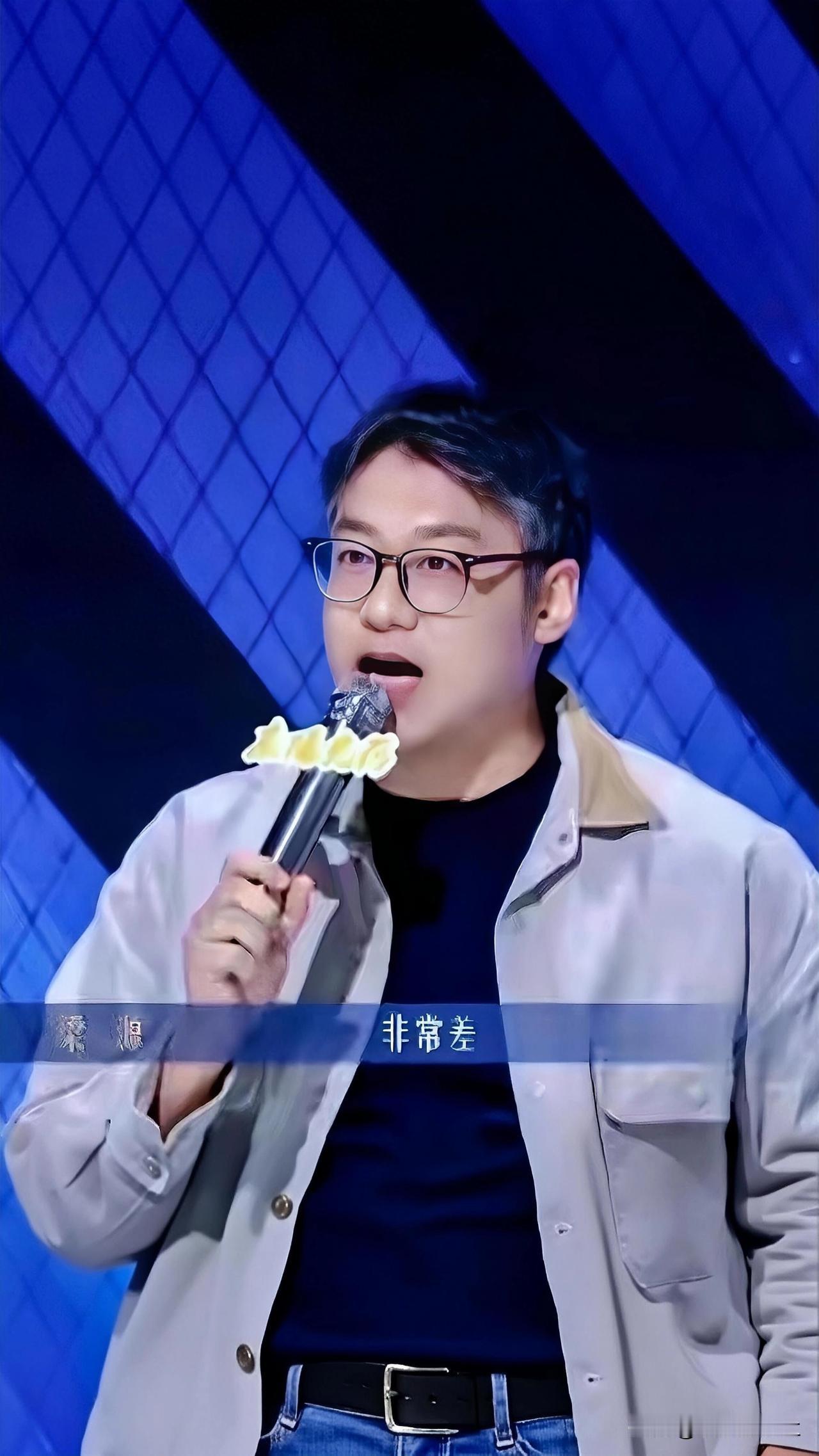 1场点评掀翻全场！乐评人“毒舌”惹众怒，说唱圈炸锅了

《说唱巅峰对决》录制现场
