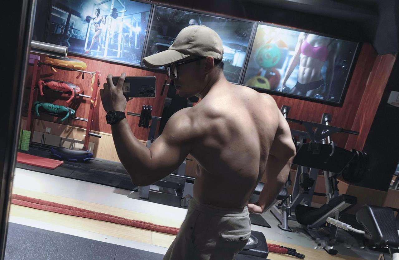 为什么有的年轻人喜欢肌肉男