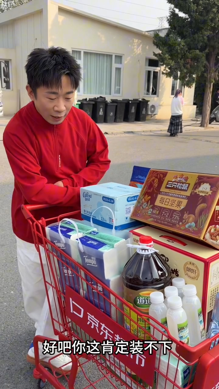 杨迪把片场当家热情挥手打招呼，兴冲冲拿出战利品分享，顺便开启感情八卦，这居家感直