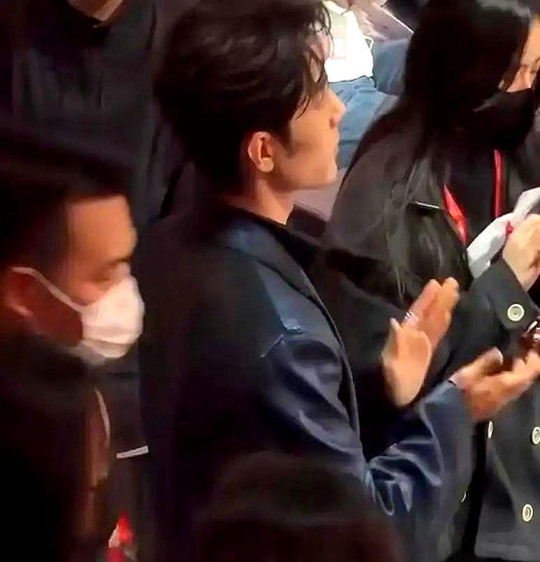 顶流男星蹲在灯黑处，一人鼓掌，像给前任补一场无人见证的婚礼。
翠绿裙摆刚掠过台沿