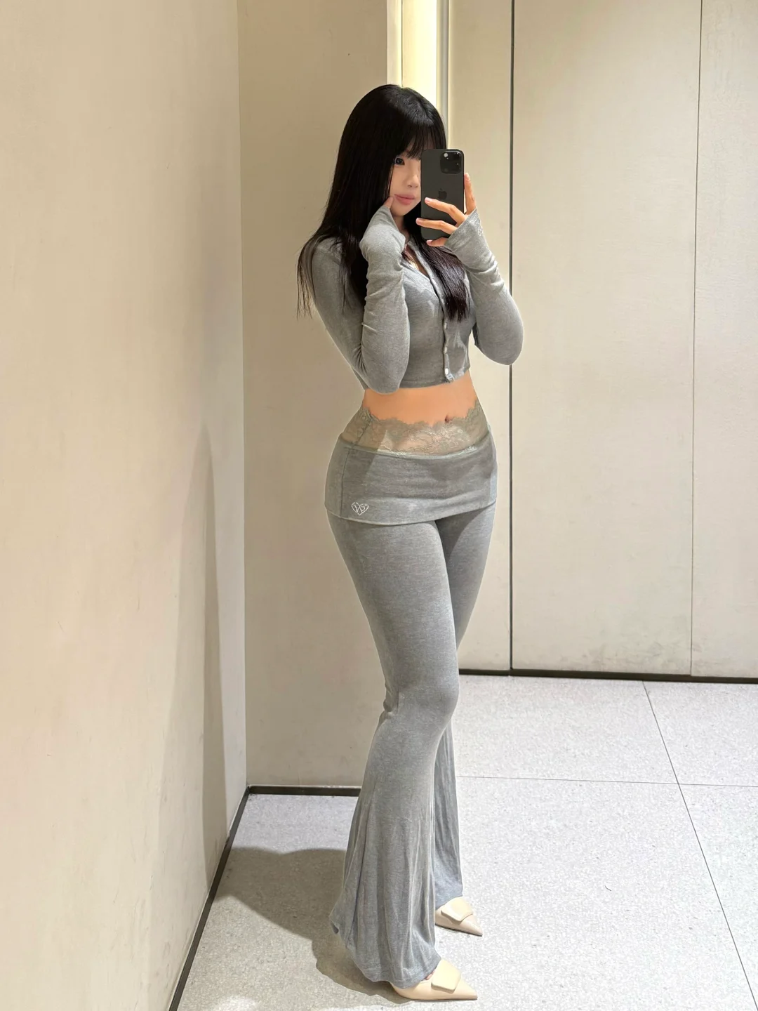 这么穿也太显腰臀比了吧……