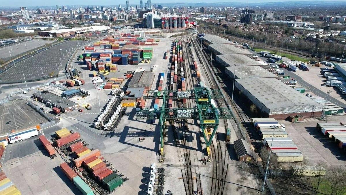 最新消息：曼联与 Freightliner 就斯特雷特福德看台后面的土地进行了“