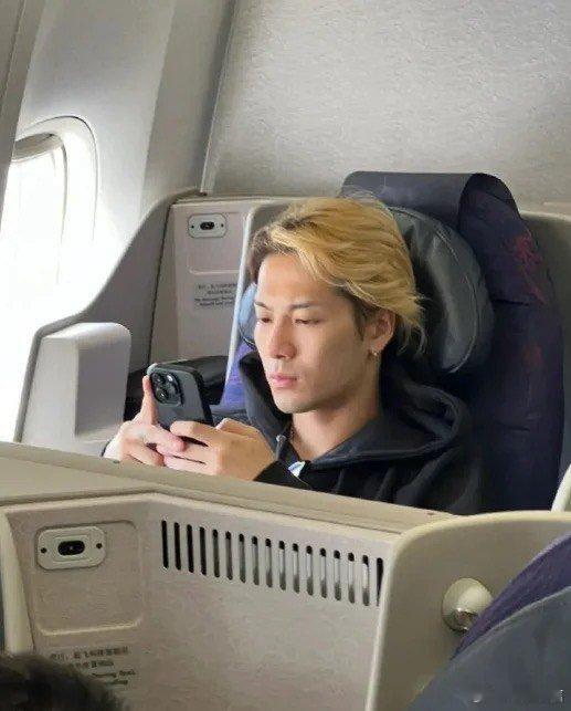王嘉尔在飞机里的素颜，这样看和普通人也没有区别 
