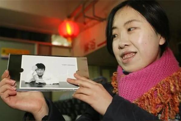 一个靠低保和岳父母接济过日子的父亲，为了女儿一张1200元的演唱会门票，咬碎牙往