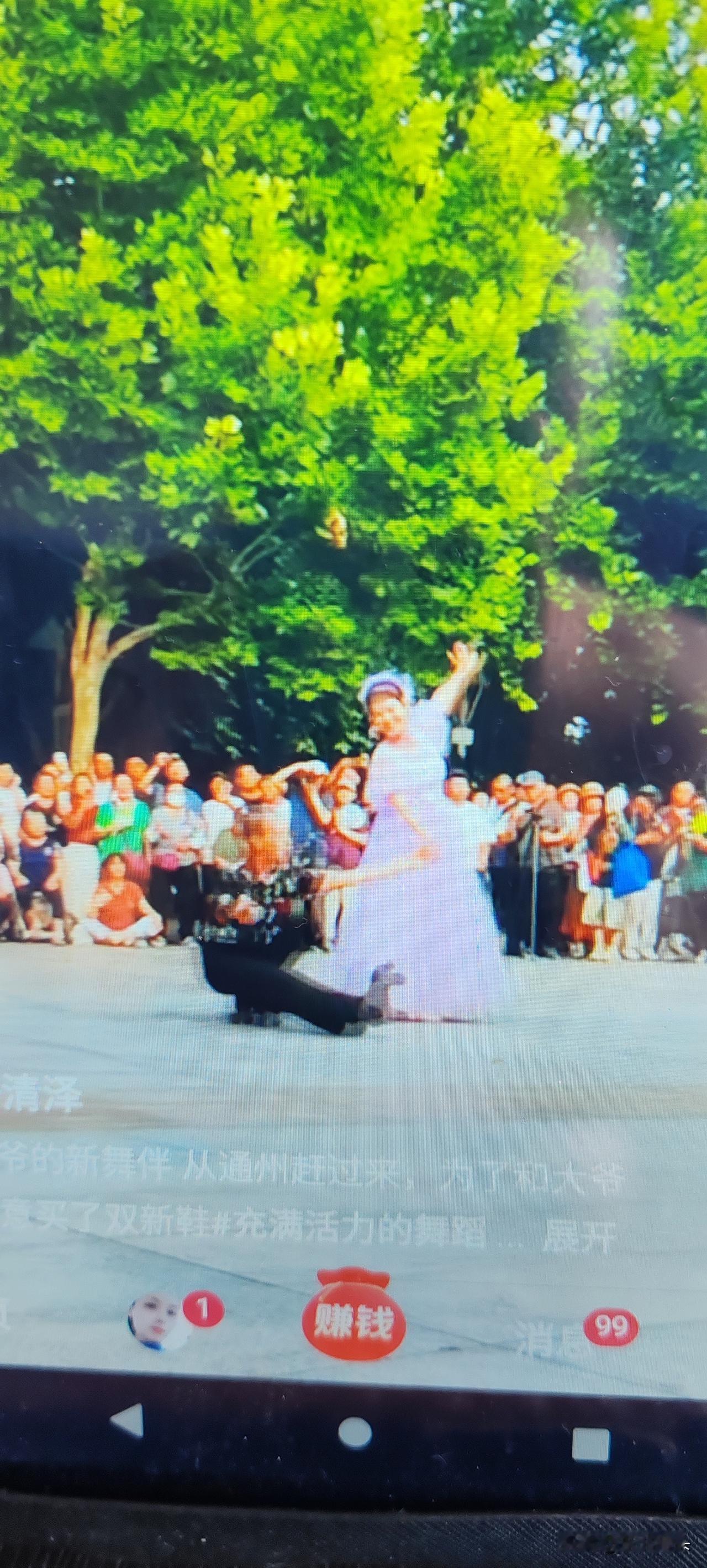 问下老哥们们！
实话实说！
如果有一个这么漂亮的大妈陪伴你，
你是什么感觉呀？