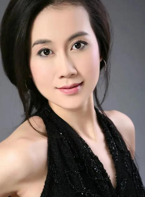 都说这两位女演员好像，不过我觉得上面这位是动态形象比静态图片更美，她的影视形象亦