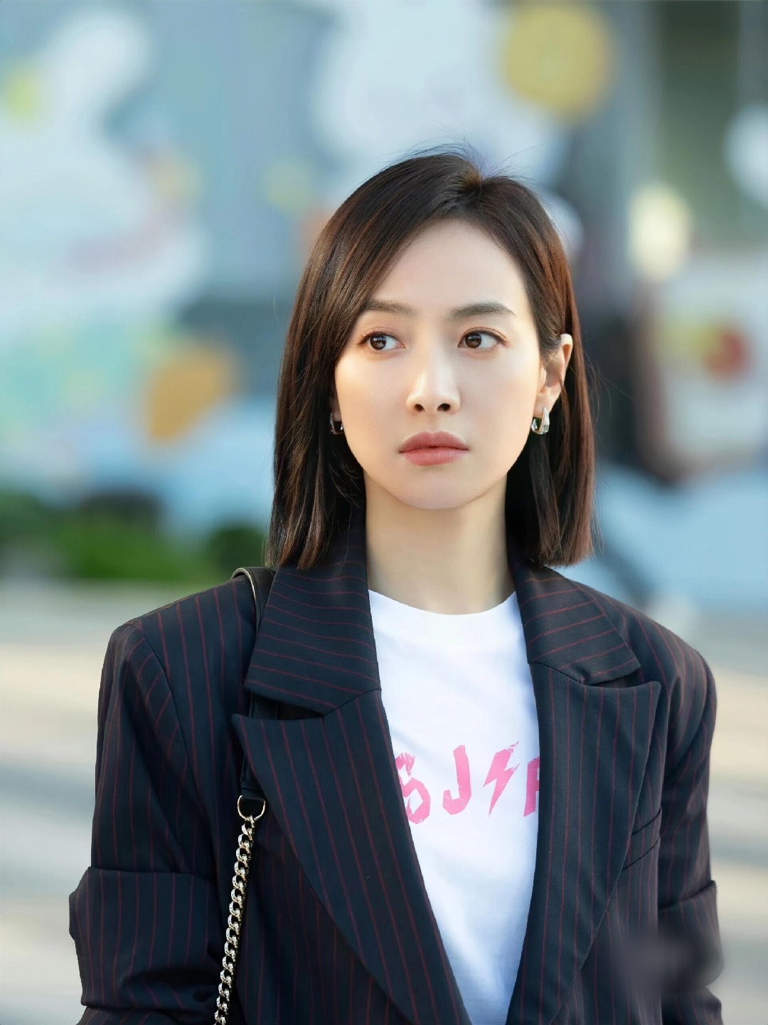 被宋茜的线条感鲨到了 宋茜这个新造型一秒化身职场女强人，举手投足之间透着精致的飒