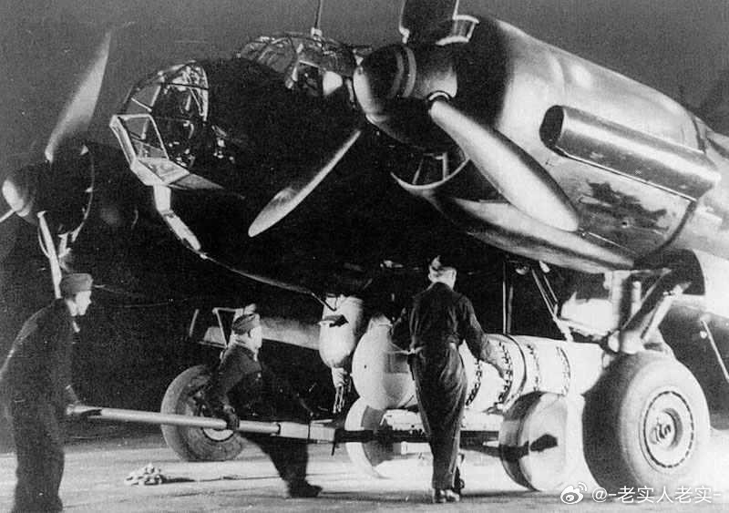 集结且挂载重磅炸弹中的德军JU88，JU188和HE177机群，摄于1944年小