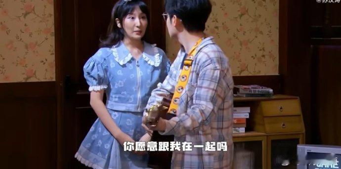 猪狗半生 归来仍是牛马  《塔纳托斯》以黑色幽默的笔触，描绘出果宝 “猪狗半生”