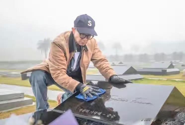 具俊烨当下的身心状态，
好像不是暴瘦那么简单，
感觉整个人都垮了一样。

好像这