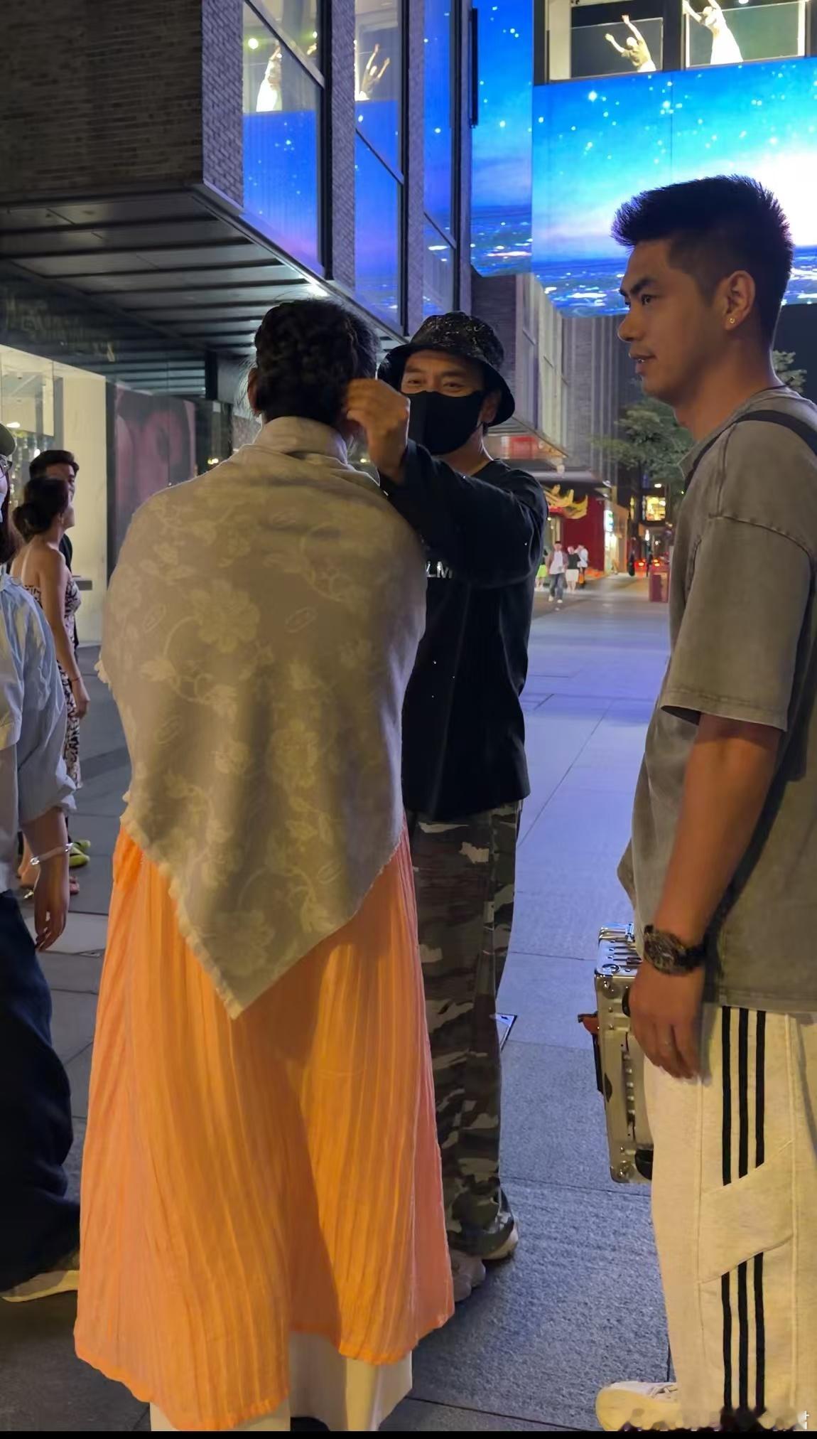 林依轮当众帮老婆整理头发林依轮帮老婆整理头发都深夜了，她等他，他理她头发。就这个