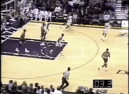 乔丹采访时说他不投三分球是有意为之，当时觉得他在吹牛，直到看到这个不可思议的远投