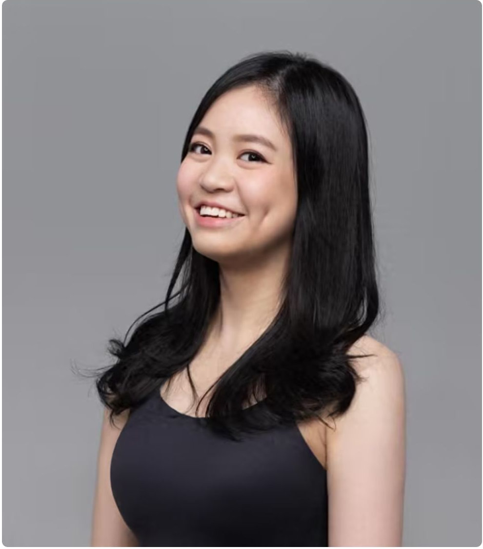 香港知名富豪的女儿刚大学毕业，颜值长得好看，遗传到父母好基因