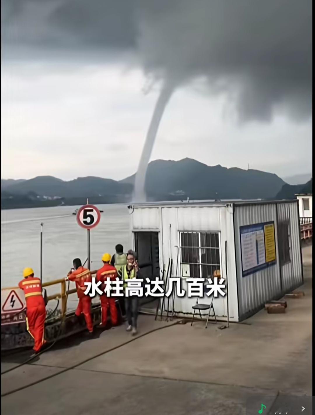 西江江面惊现水龙卷，壮观景象暗藏风险
 
近日，广东云浮云安区六都镇西江江面上出