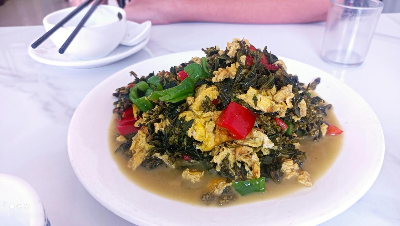 难怪旅游景点的饭店生意越来越冷清了，老板给我推荐的一盘野菜炒蛋就要52元，是我平