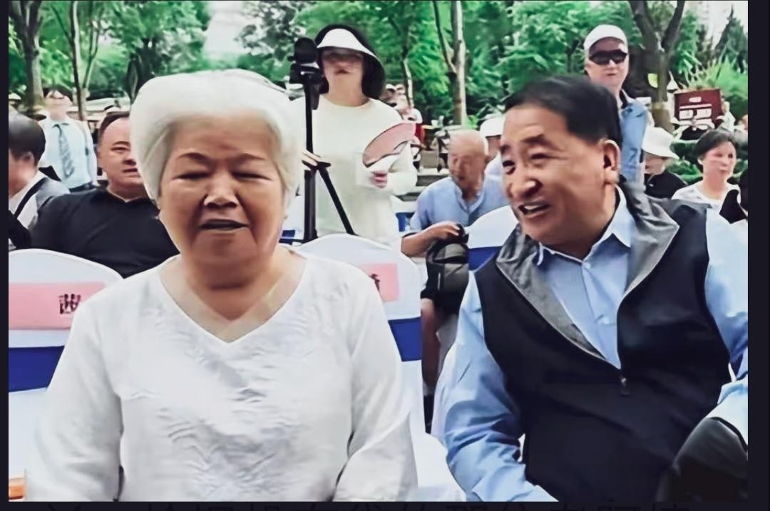 这位白发苍苍的老人，素衣布鞋，身材圆润，你能看出她曾经是央视没晚7点准时出现在全